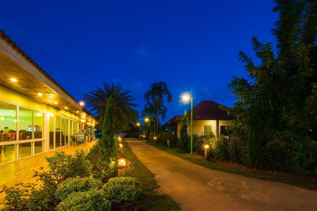 Star Light Beach Resort And Restaurant ชุมพร ภายนอก รูปภาพ